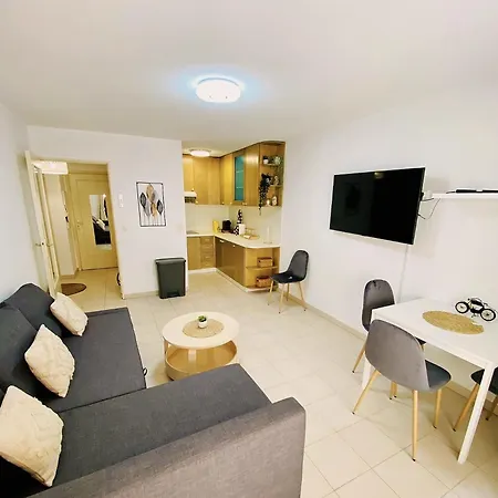 Square Apartment *